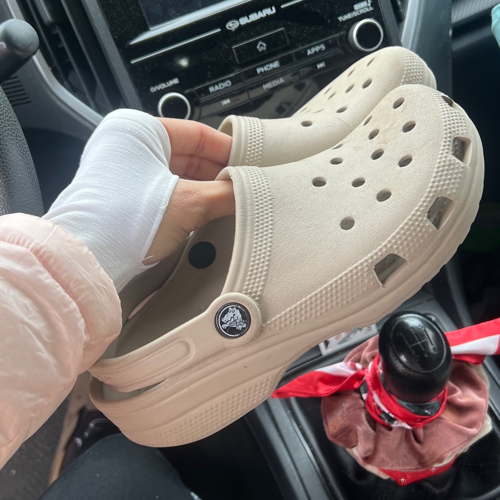 Crocs in khaki. The perfect neutral